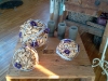 Sfere in legno e anemoni blu 
